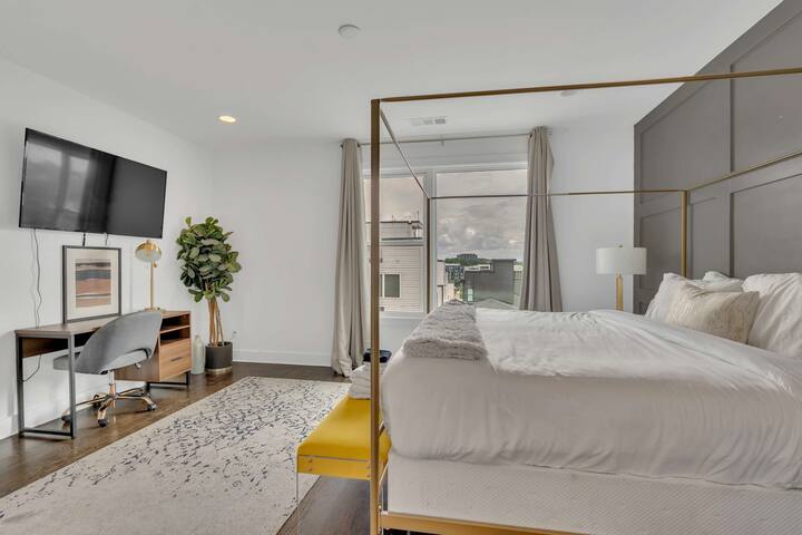 2 Lux Homes with Rooftop Views Sleeps 24 gallery image 4