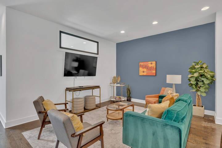 2 Lux Homes with Rooftop Views Sleeps 24 gallery image 3