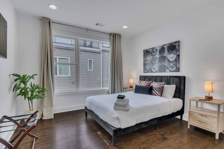 2 Lux Homes with Rooftop Views Sleeps 24 gallery image 2