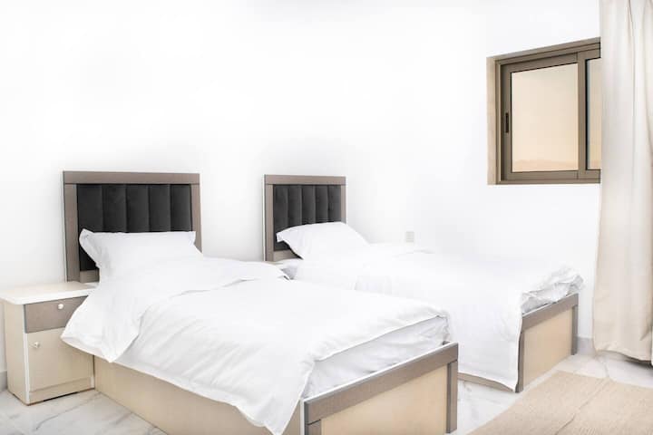 Dhoma e gjumit ka shumë hapësirë magazinimi të integruar për rrobat e tua