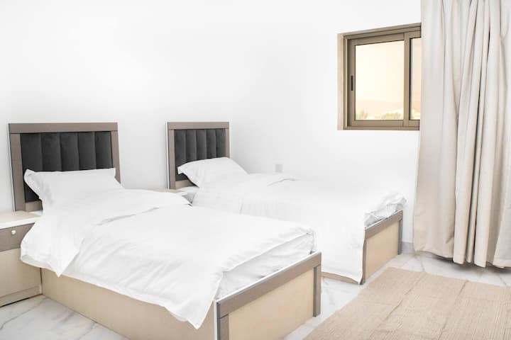 Ofrohen shtroja cilësore, hapësirë magazinimi dhe peshqirë.