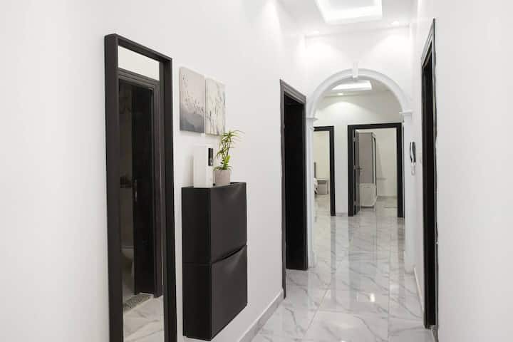 Ndërtesa është plotësisht me tapet dhe e siguruar për qëndrimin tënd të përkryer në shtëpi.