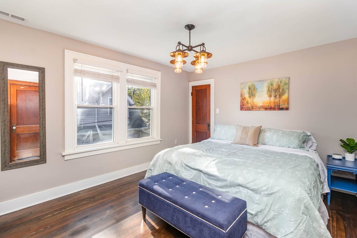 Брачна спална соба во горниот дел од објектот со приклучена бања со релаксирачка када.