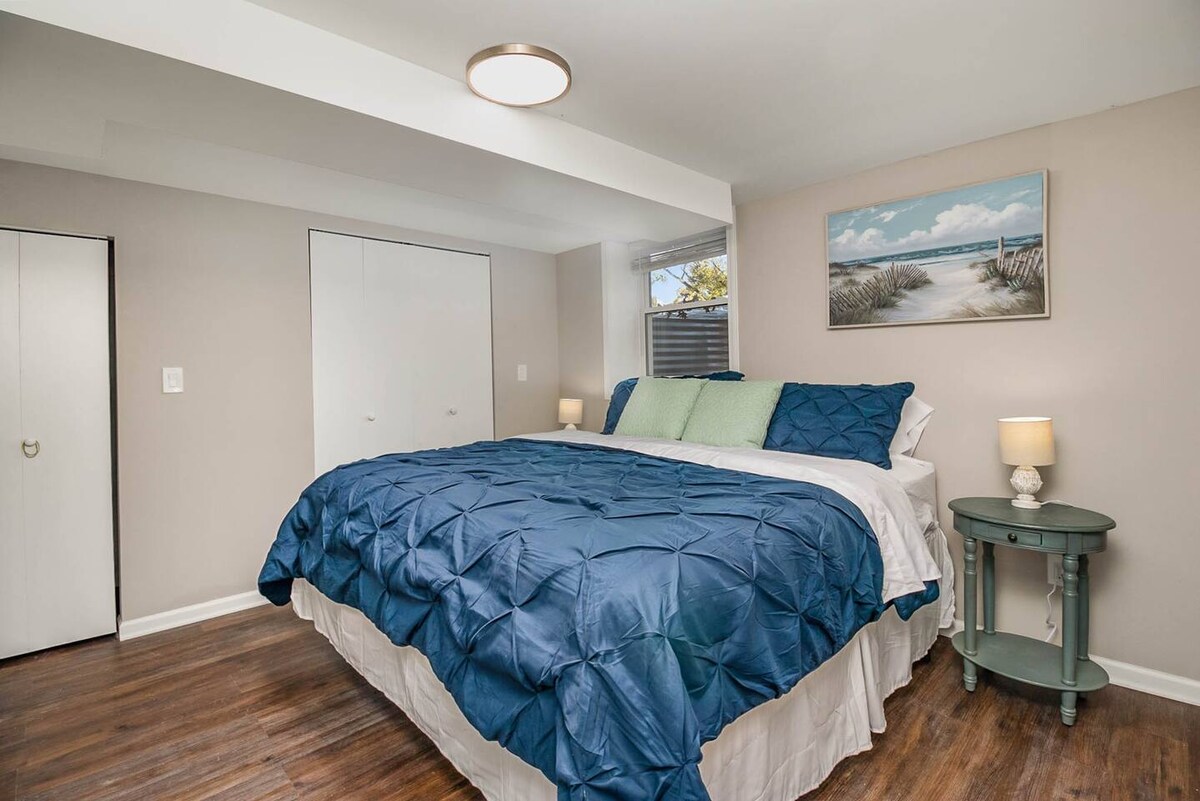 Брачна спална соба на подрумско ниво (во прилог на двокреветна спална соба со отворен ѕид). Гардеробер и плакар за облека.