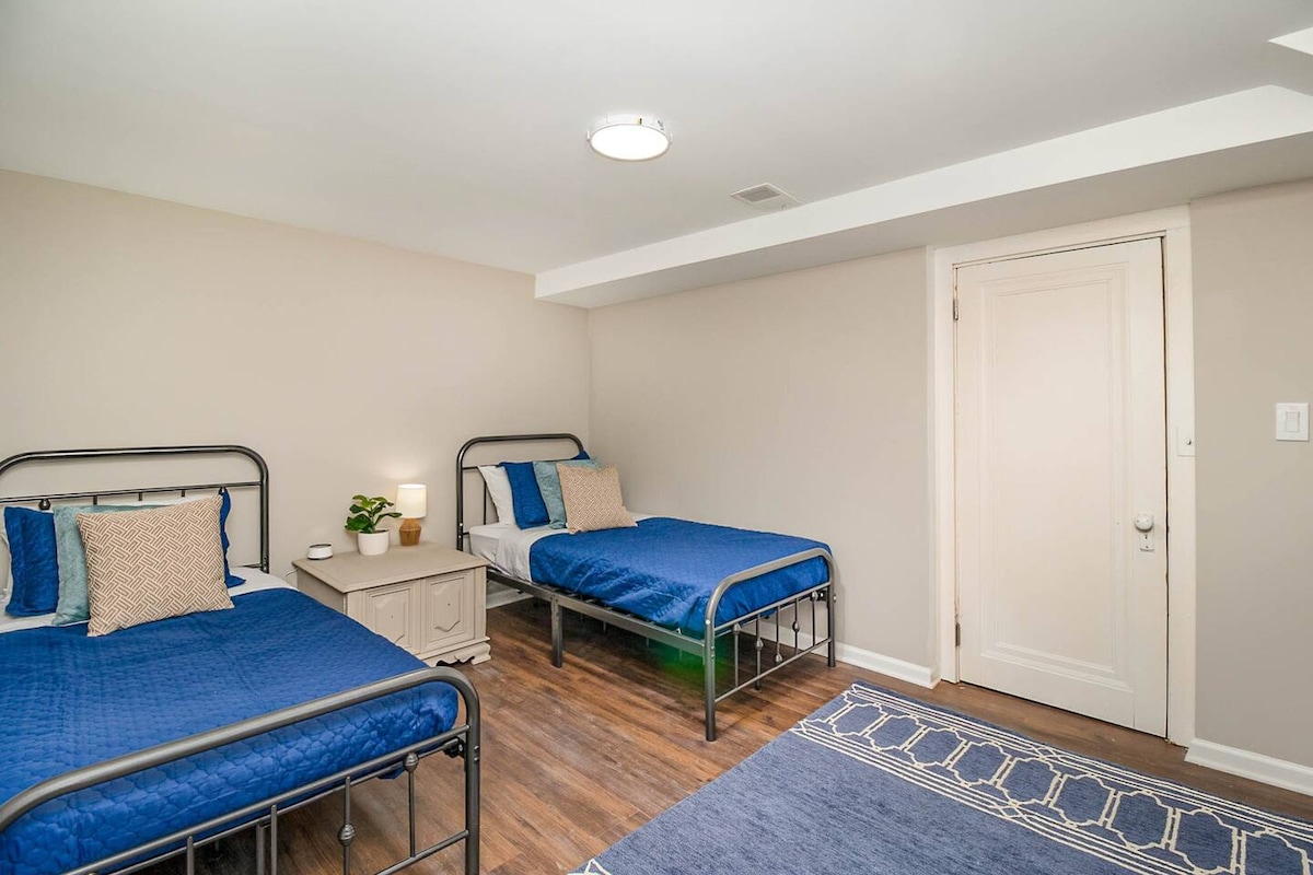 Двокреветна соба на подрумско ниво (во прилог на брачна спална соба со отворен ѕид). Гардеробер и плакар за облека.
