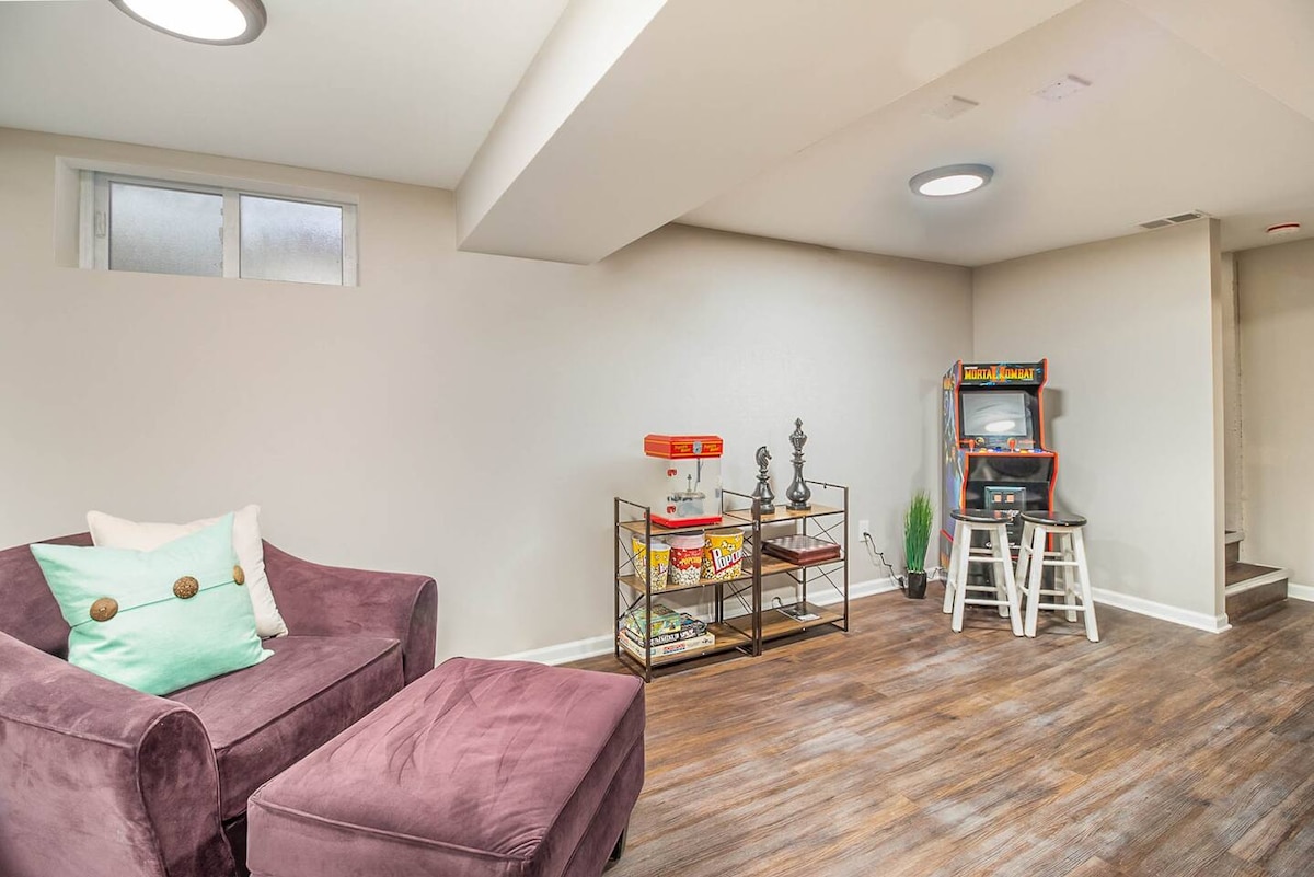 Вратете се на фотелјата со отоман или предизвикајте ги пријателите/членовите на семејството на аркадата со 12 ретро игри, вклучувајќи го и Mortal Kombat. Дождливите денови се покриени со машина за пуканки, игри на табла и загатки!