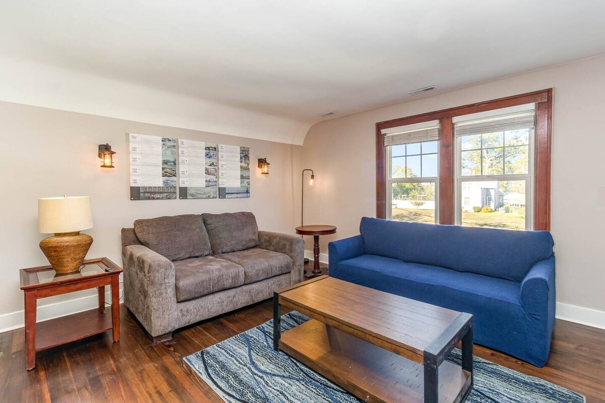 Удобен дневен простор со кауч на извлекување и декор кој раскажува дел од приказната на Индијана - совршена за опуштање, со локална историја за откривање!