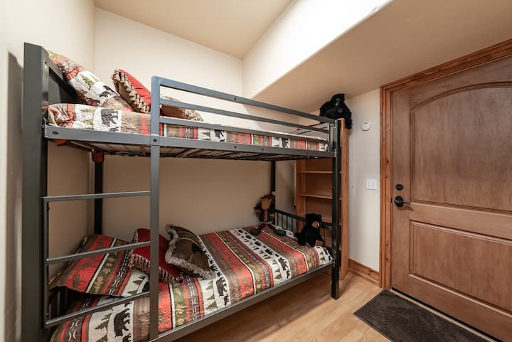 La chambre 4 dispose d'un ensemble de lits jumeaux, parfait pour les petits.