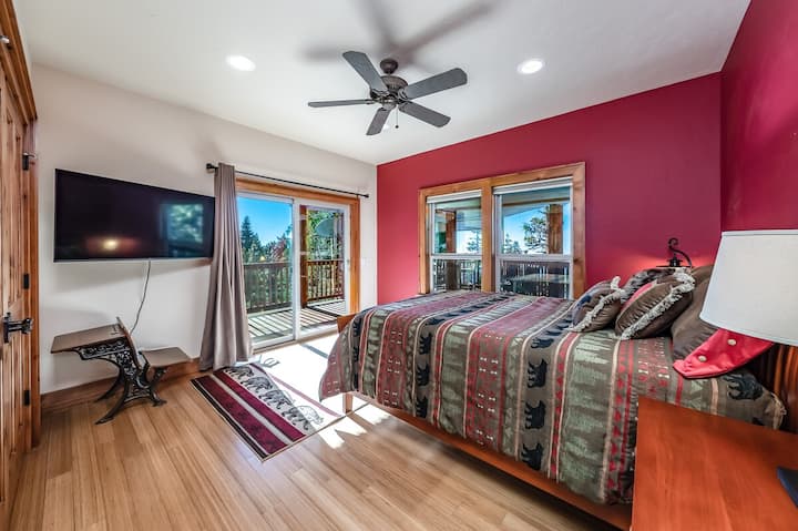 La chambre 2 est située au niveau inférieur avec un lit Queen.