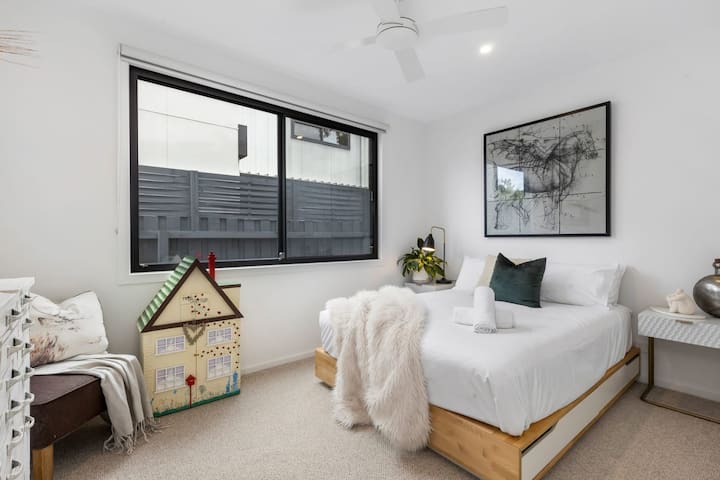 Dormitorio queen en la planta baja con sábanas de calidad