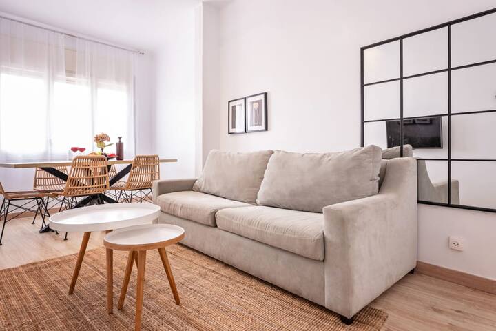 Rocafort | Charming 4BR Apt. in Eixample gallery image 2