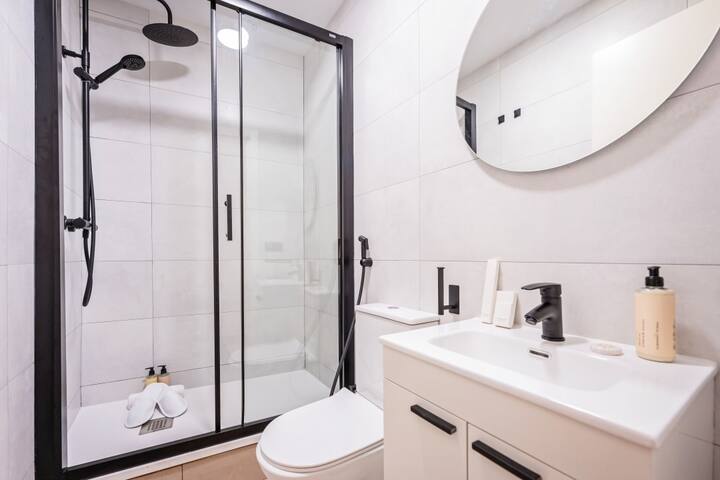 Rocafort | Charming 4BR Apt. in Eixample gallery image 5