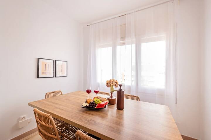 Rocafort | Charming 4BR Apt. in Eixample gallery image 3