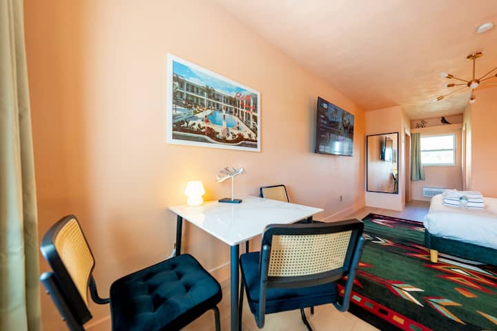 3 Min Walk -> Beach / Heated Pool / Free Parking - Clearwater Beach, FL