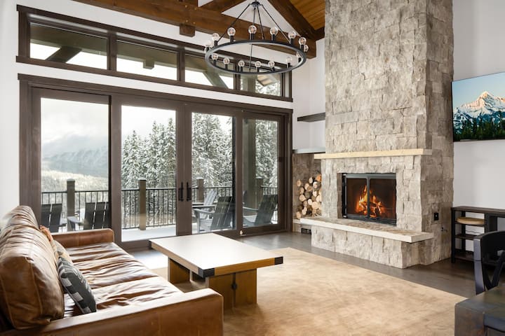 360 Chalet-Spanish Peaks! Sweeping Views! Hot Tub!