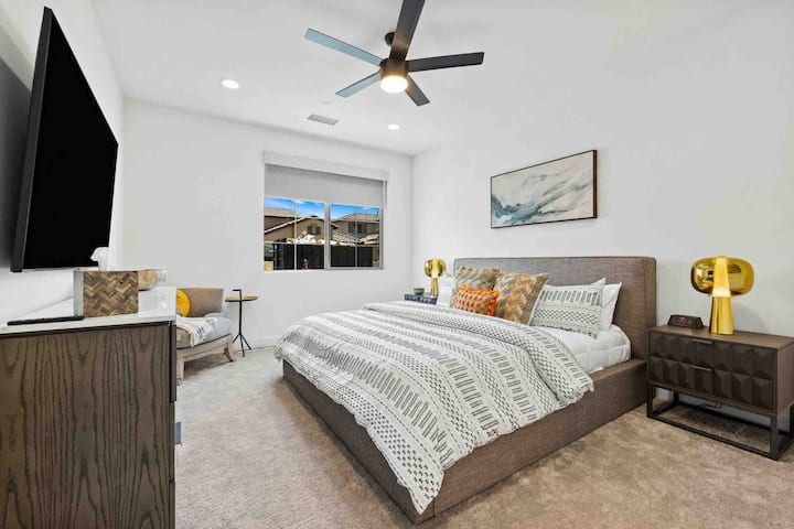 Dhomë gjumi e bollshme me dekor të ngrohtë dhe shtroja të rehatshme