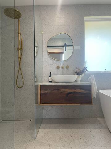 Evies White House Oasis I Pool & Close to Airport gallery image 5