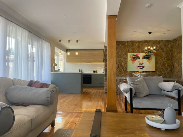 Evies White House Oasis I Pool & Close to Airport gallery image 3