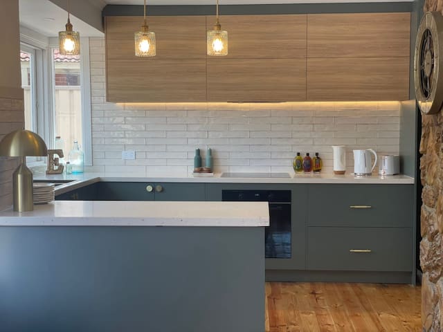 Evies White House Oasis I Pool & Close to Airport gallery image 4