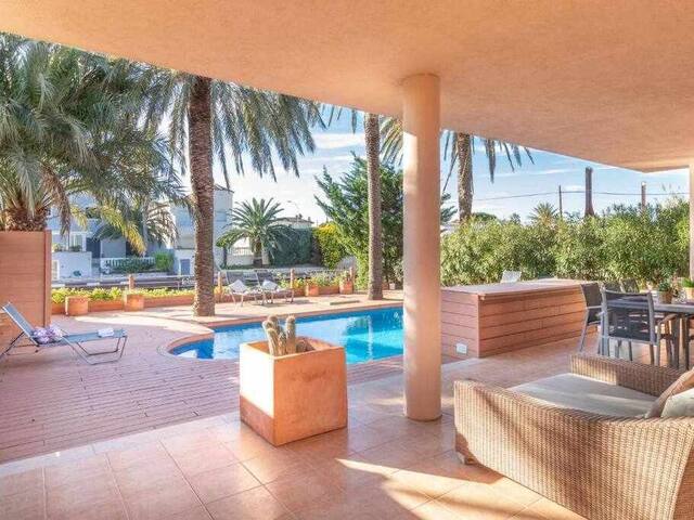 Beautiful house with canal mooring gallery image 4