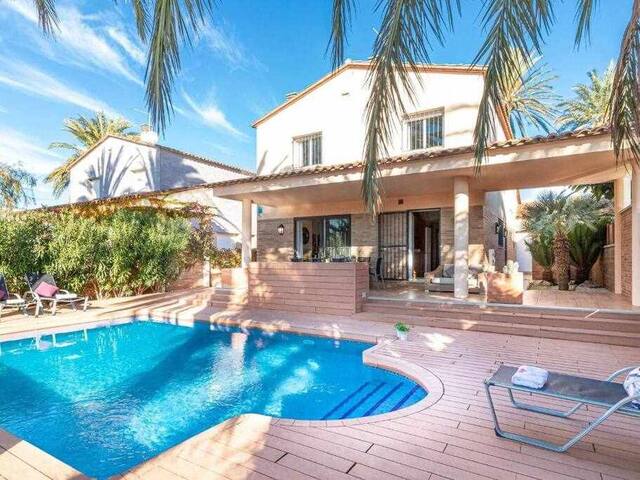 Beautiful house with canal mooring gallery image 2