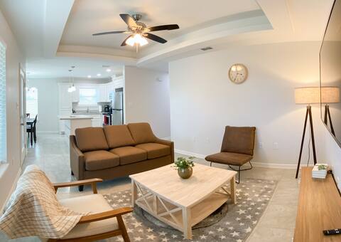 Bright & Modern near SpaceX Starbase | ♛Queen Beds
