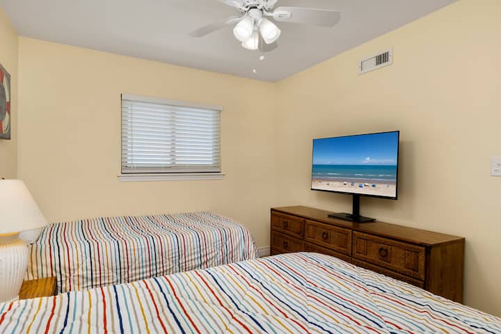 ผ่อนคลายและพักผ่อนในห้องนอนของผู้เข้าพักพร้อมทีวีจอแบน