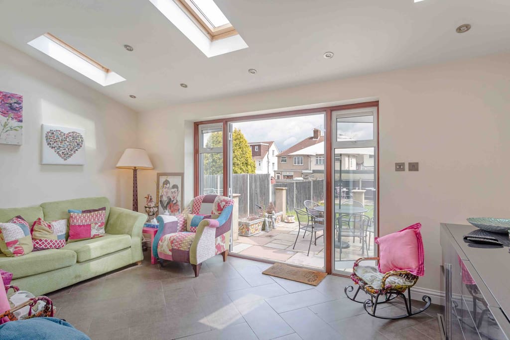 Successful Airbnb property: 3 bed, large family home, garden WiFi parking in Elstree And Borehamwood