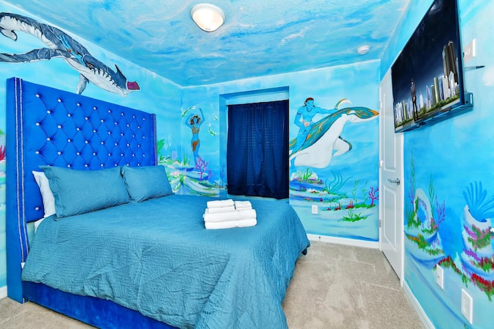 Chini ya maji, Chumba chenye mandhari ya Avatar – Lala na pomboo na mermaids katika likizo hii ya majini.