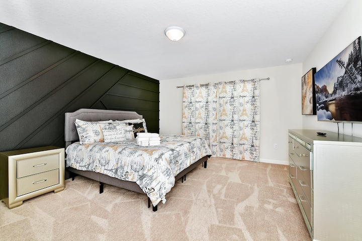 Primary King Suite – Pumzika kwa urahisi katika chumba hiki kizuri chenye matandiko yenye ruwaza na suti ya kujitegemea.