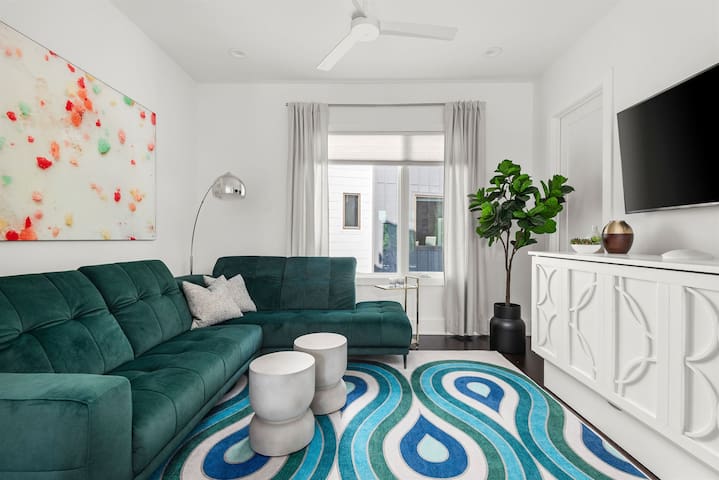 Chic condo w/ rooftop terrace & BBQ