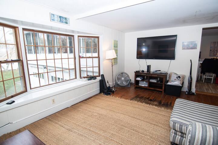 Town Beach 5 bdrm Victorian! gallery image 5