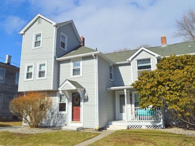 Town Beach 5 bdrm Victorian!