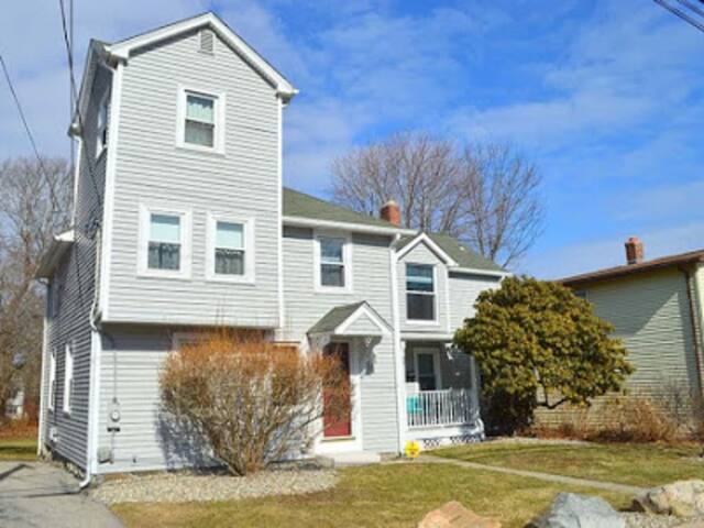 Town Beach 5 bdrm Victorian! gallery image 2