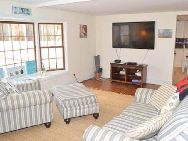 Town Beach 5 bdrm Victorian! gallery image 4