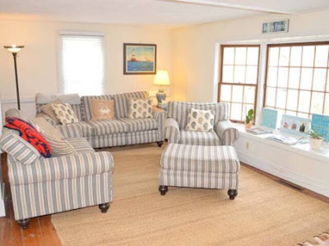 Town Beach 5 bdrm Victorian! gallery image 3