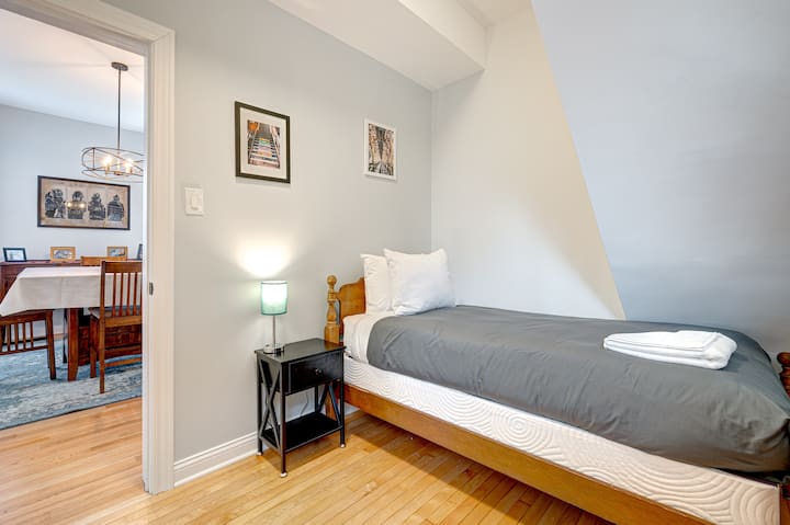 Იატაკი, იატაკი, შენობაში, ლამპა, ხის ხე