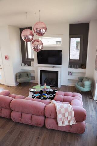 House of Cowgirls! Amazing Rooftop + 1.5mi to DT gallery image 4