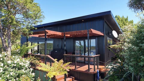 Golden Bay Heights - Luxury Accommodation