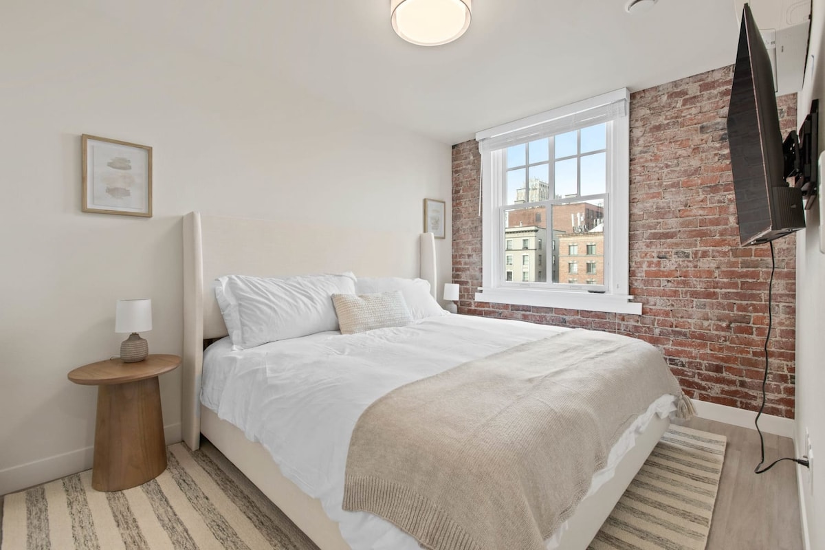 מיטת קינג סייז יוקרתית לשינה נינוחה.