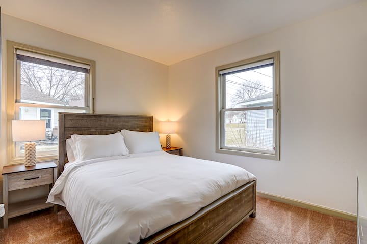 לגלות נוחות ושלווה בחדר השינה המרוהט להפליא שלנו בגודל קווין סייז.