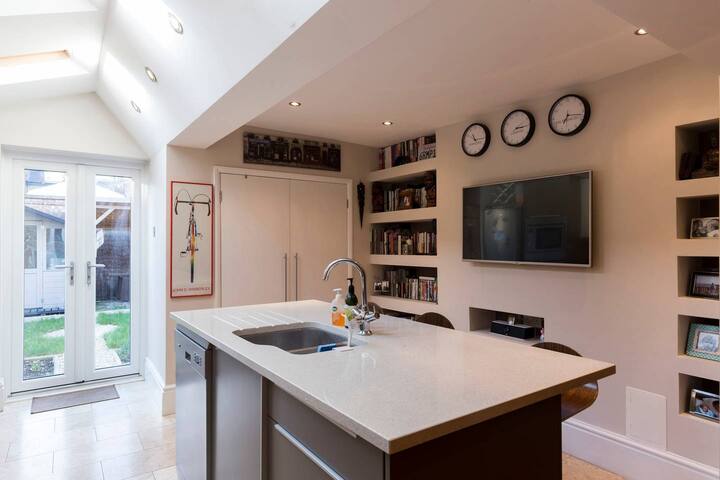 Beautiful 2BD Edwardian home in Colliers Wood gallery image 3