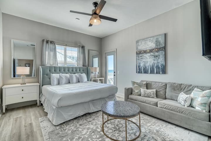 تحتوي غرفة النوم الرئيسية على مرتبة تيمبربيديك تطل على المحيط!