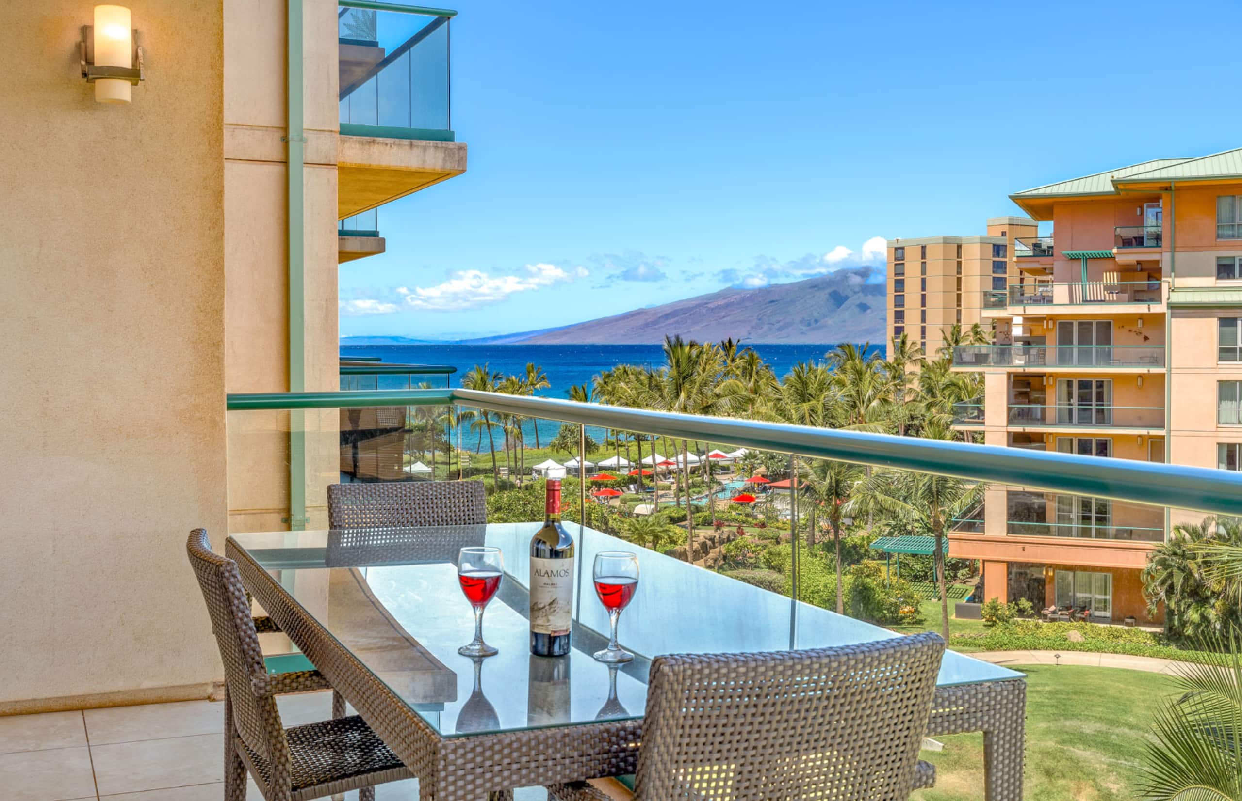 Condo in Lahaina · ★4.9 · 2 bedrooms · 3 beds · 1 bath - Image 2