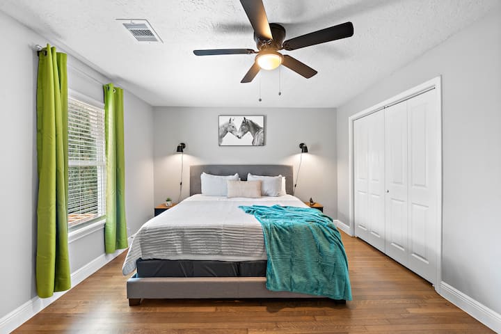 Chumba cha kulala cha msingi chenye kitanda 1 cha ukubwa wa kifalme! Magodoro mazuri ya kumbukumbu ya povu. 