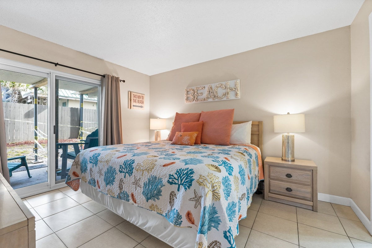 Dormitorio - Cama tamaño king - Acceso al patio - TV inteligente y cable – Baño completo adjunto – Ropa de cama incluida