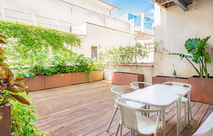 Superb flat with 2 bedrooms and a huge terrace