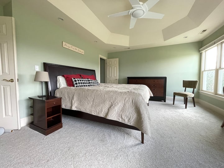 Hlavná spálňa s krásnym výhľadom na jazero a vlastnou kúpeľňou