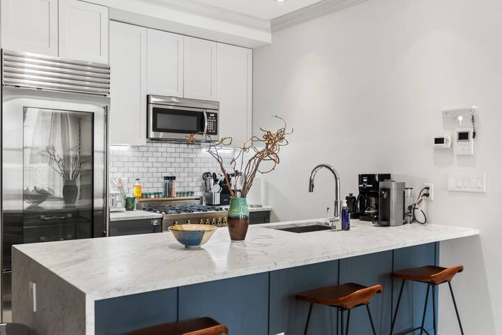 Linden Place II by Rove Travel | Designer 3BR Apt gallery image 3