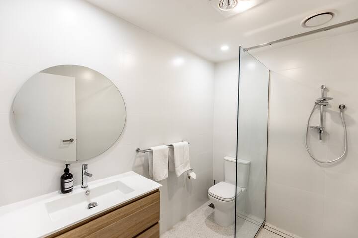 Little Island Apartments #12 gallery image 3